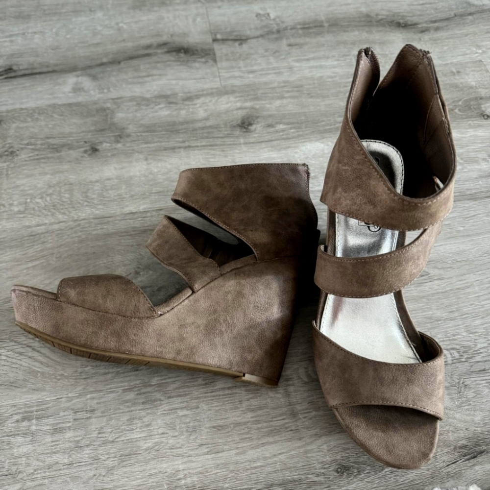 Kenneth Cole Unlisted size 8 wedge